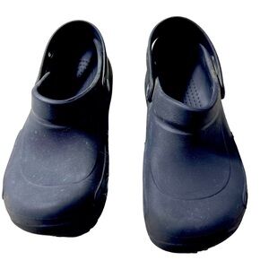 Crocs sandals in excellent condition size 10 for men and size 12 for women.